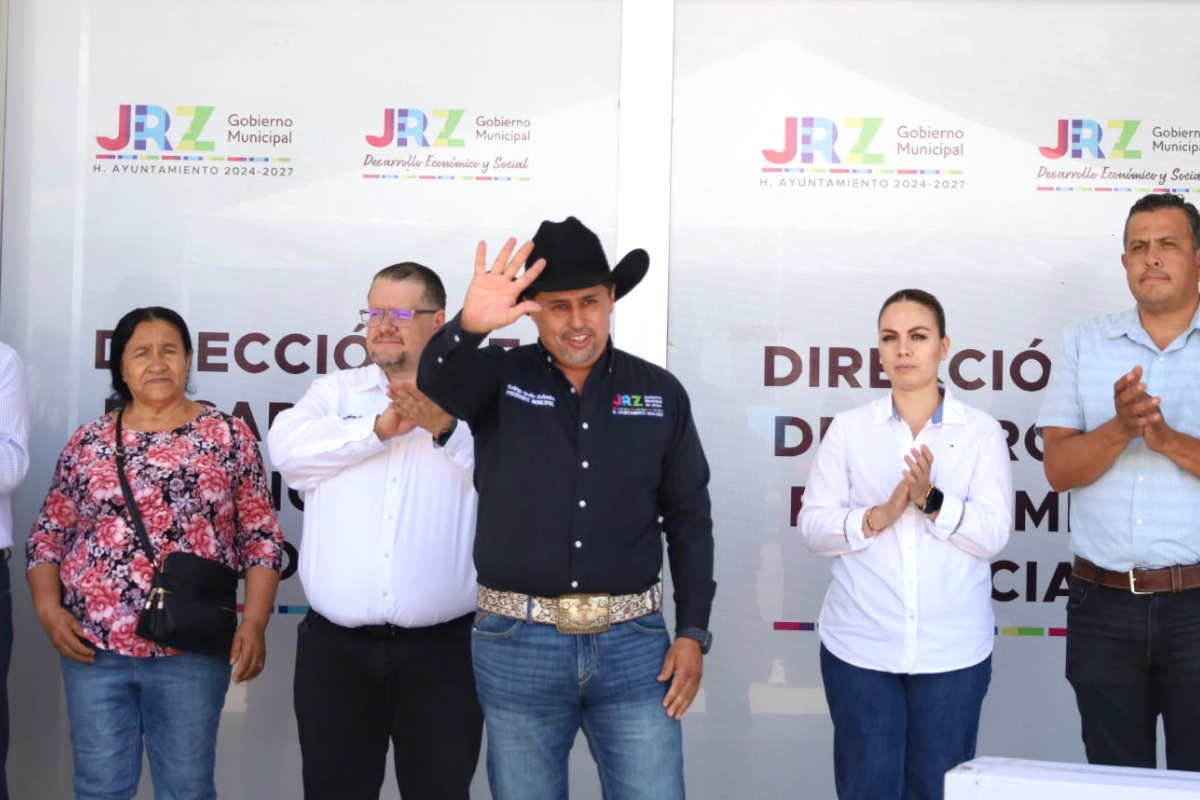 Entrega Rodrigo Ureño apoyo del programa “Equipamiento para tu Hogar”