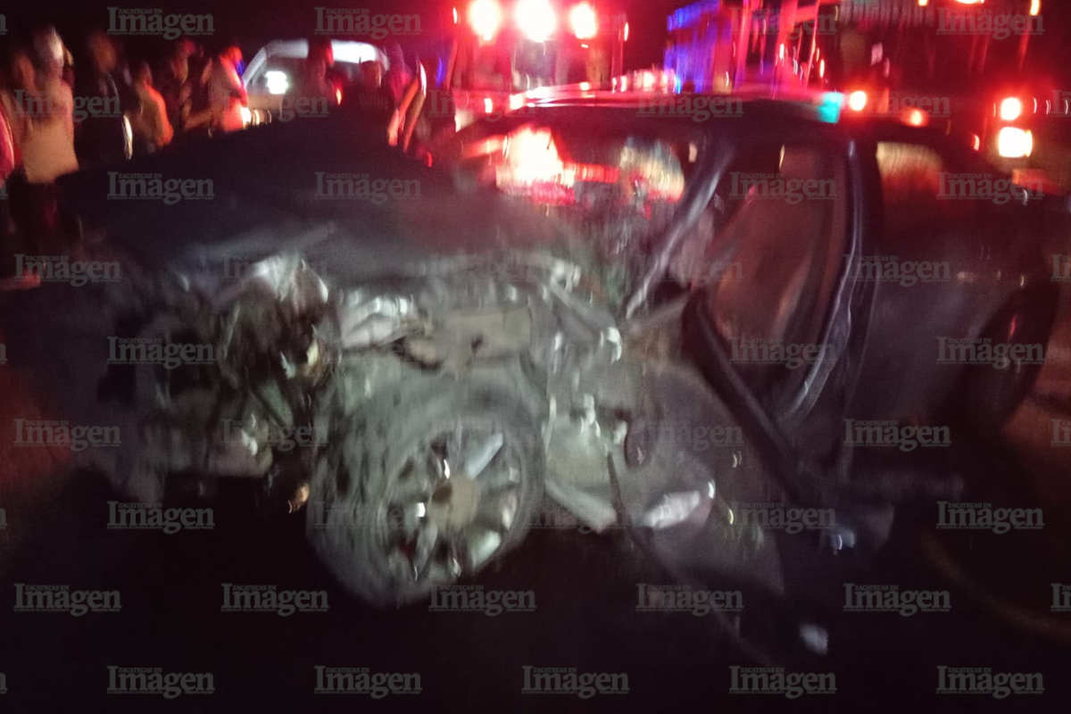 Hombre queda prensado tras fuerte choque entre automóvil y camioneta en Fresnillo
