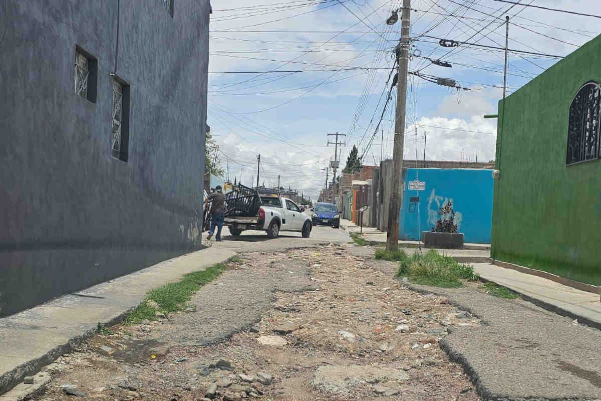 Lluvias agravan el deterioro de la calle 24 de Marzo de la colonia Emiliano Zapata en Fresnillo