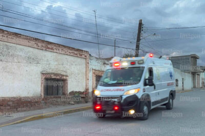 Motociclista resulta gravemente herido tras chocar contra una pared en Plateros
