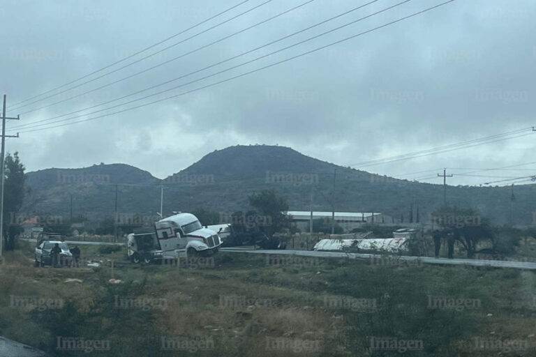 Volcadura de tráiler tipo pipa provoca tráfico y deja un lesionado en la carretera federal 45, en Fresnillo