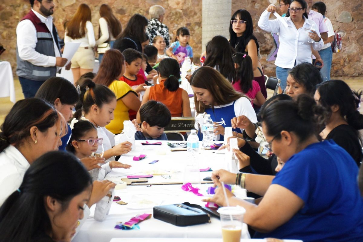 Pepe Saldívar gradúa a 500 nuevas empresarias en Guadalupe