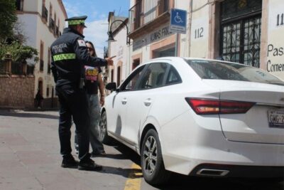Llaman a respetar cajones exclusivos y rampas para personas con discapacidad