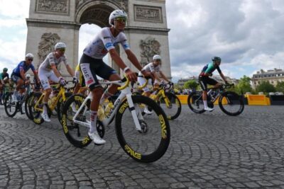 Isaac del Toro firma la mejor actuación de un mexicano en el Tour de Francia y conquista el podio en París