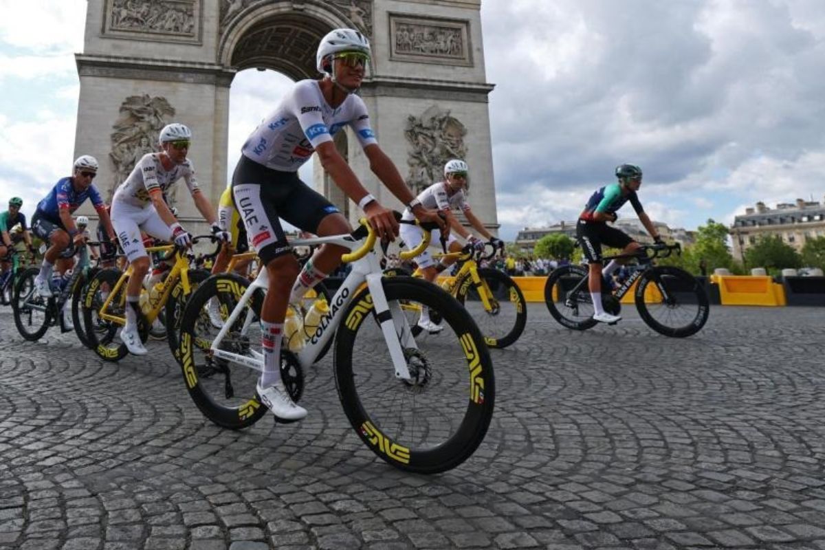 Isaac del Toro firma la mejor actuación de un mexicano en el Tour de Francia y conquista el podio en París