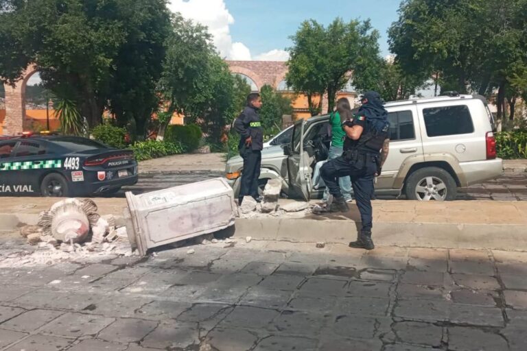 Camioneta choca contra balaustrada histórica en la González Ortega