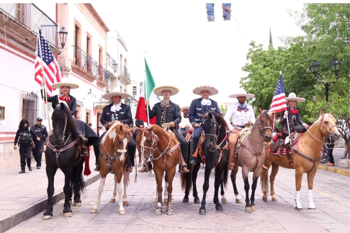 Rodrigo Ureño encabeza arranque de Jerez Capital Migrante 2026 con tradicional cabalgata
