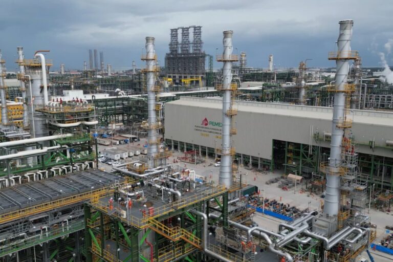 Pemex controla fuga y conato de incendio en la Refinería Olmeca