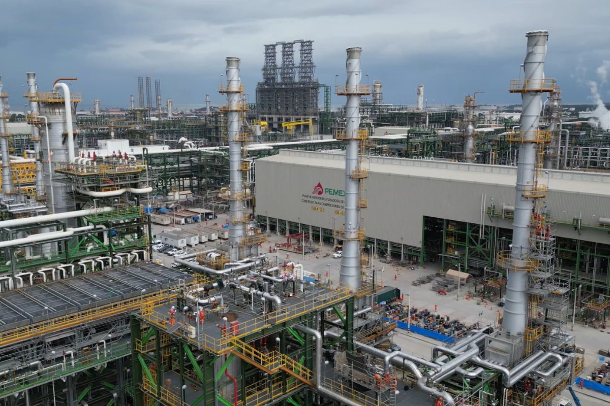 Pemex controla fuga y conato de incendio en la Refinería Olmeca