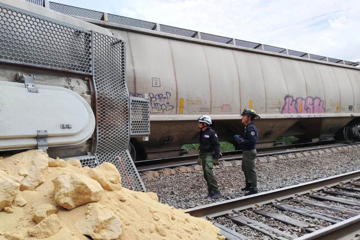 Descarrilan 13 vagones de tren de carga en Zacatecas; el accidente no deja personas lesionadas.