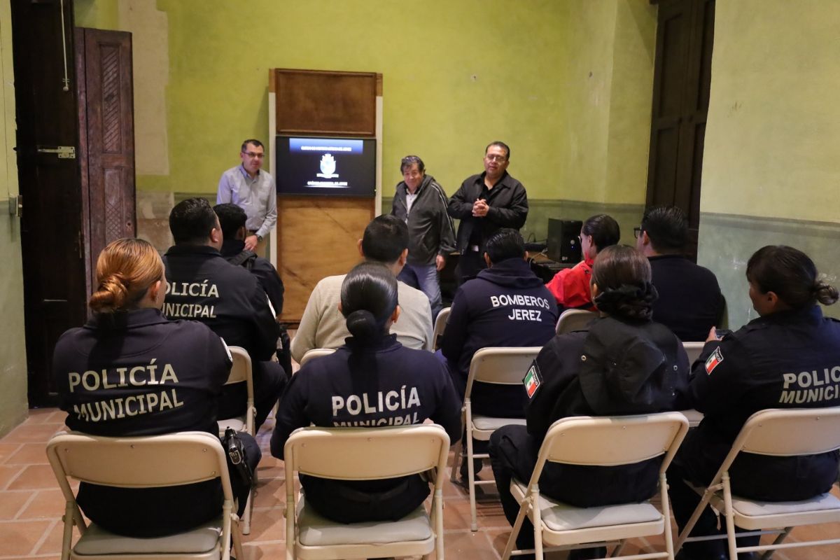 Capacitan a policías de Jerez en historia y patrimonio para fortalecer la atención turística.