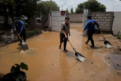 Gobierno de Fresnillo atiende afectaciones por lluvias en San José de Lourdes; viviendas y una secundaria resultaron inundadas