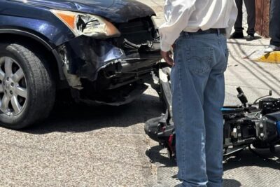Dos jóvenes terminan gravemente heridos tras choque entre moto y camioneta en Fresnillo