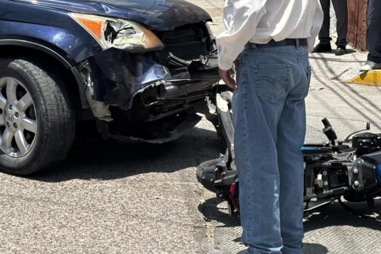 Dos jóvenes terminan gravemente heridos tras choque entre moto y camioneta en Fresnillo