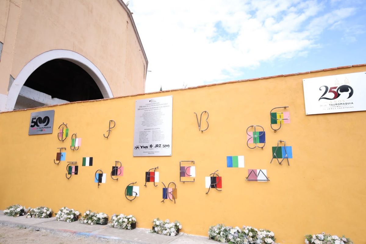 Jerez conmemora 250 años de tradición taurina con la develación de un mural conmemorativo.