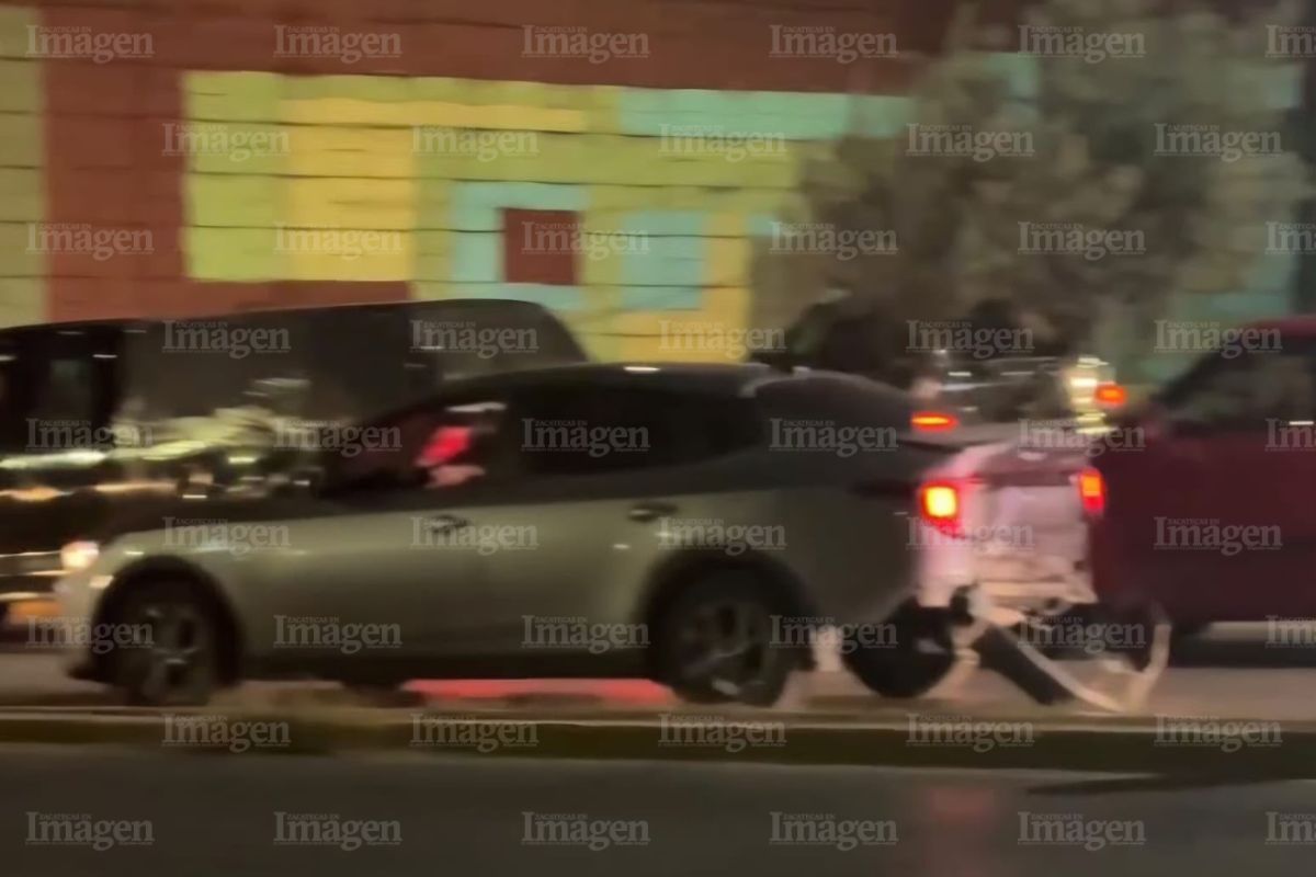 Patrulla de la Policía Estatal provoca choque por alcance en transitado cruce de Fresnillo.