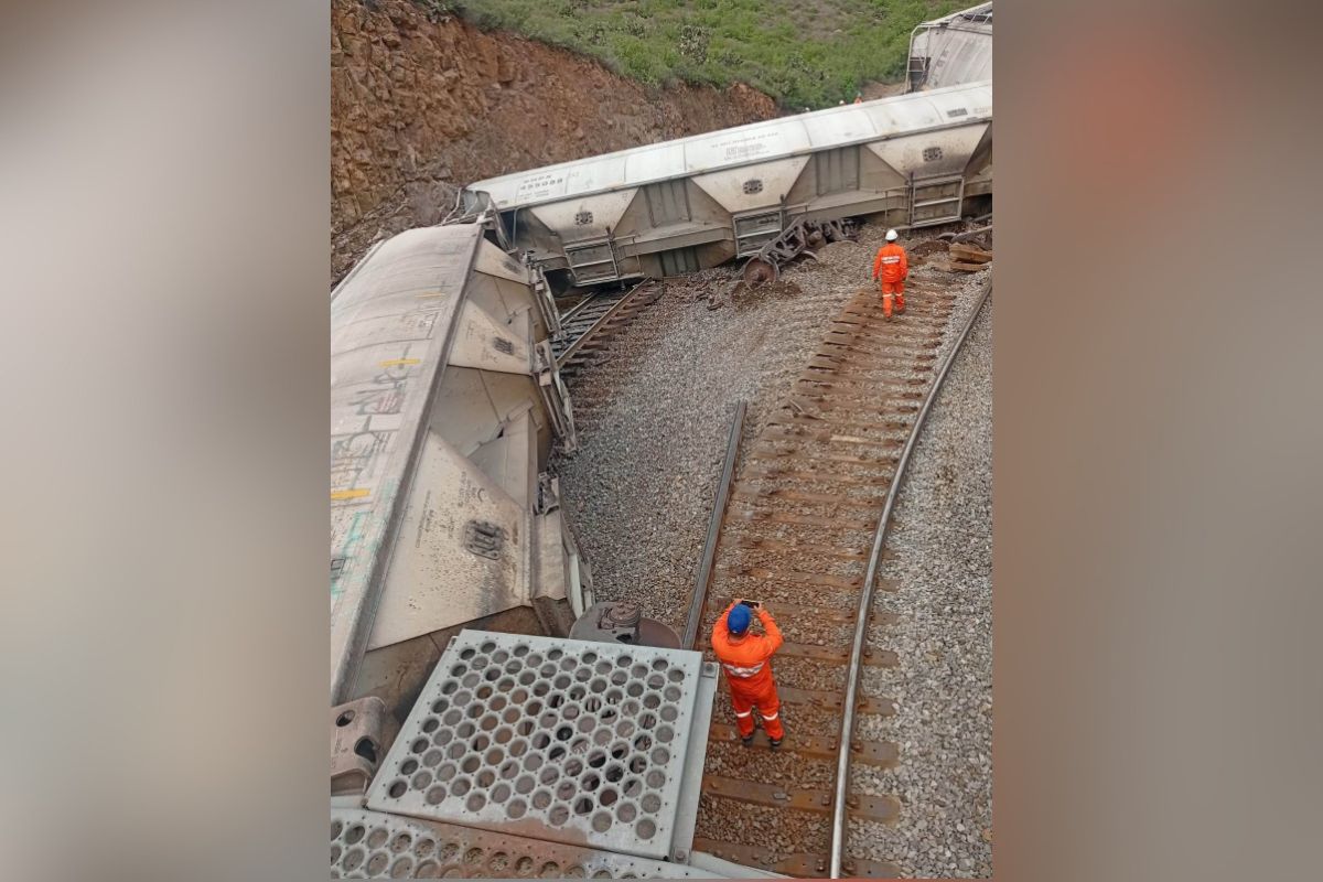 Descarrilan 13 vagones de tren de carga en Zacatecas; el accidente no deja personas lesionadas.