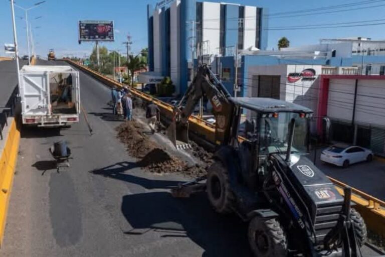 Baches reaparecen en puente de Soriana y preocupan a conductores