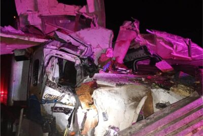 Choque frontal entre dos tráileres deja dos lesionados en la carretera 45D