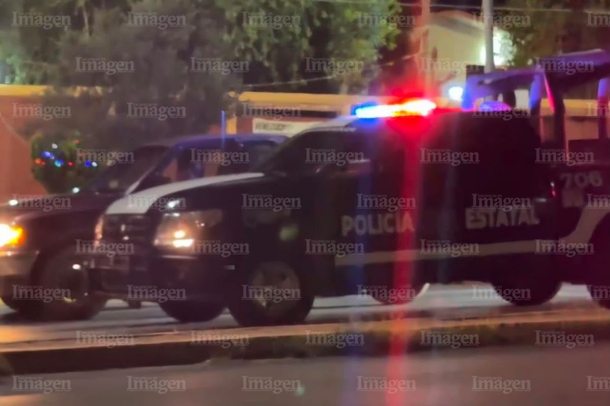 Patrulla de la Policía Estatal provoca choque por alcance en transitado cruce de Fresnillo.