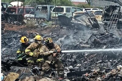 Incendio consume vehículos chatarra en un yonke de Fresnillo
