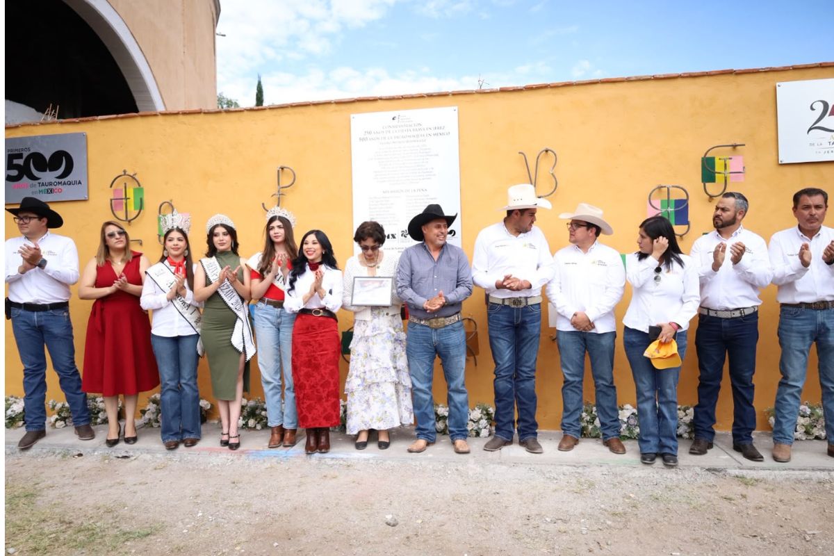 Jerez conmemora 250 años de tradición taurina con la develación de un mural conmemorativo.