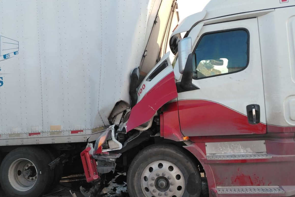 Accidente de tractocamión en la carretera federal 45D moviliza a Protección Civil Estatal