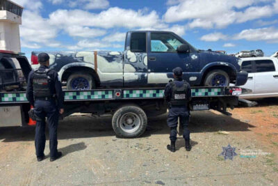 Aseguran camioneta con reporte de robo abandonada en la colonia Cinco Señores, Zacatecas
