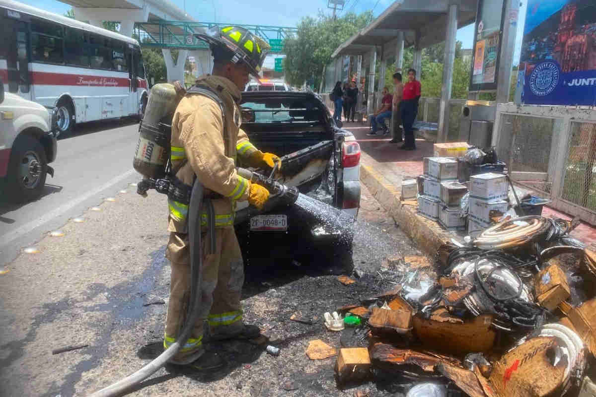 Bomberos controlan incendio en camioneta sobre el bulevar López Mateos, en Zacatecas