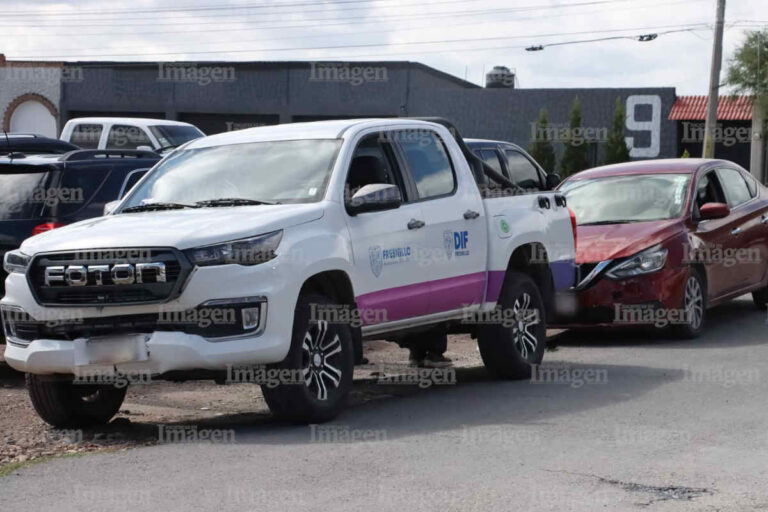 Camioneta del DIF de Fresnillo protagoniza accidente vial rumbo a Estación San José