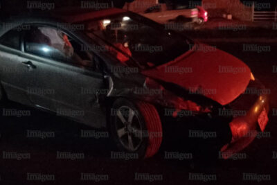 Choque entre dos automóviles deja dos heridos en la carretera a Estación San José, en Fresnillo