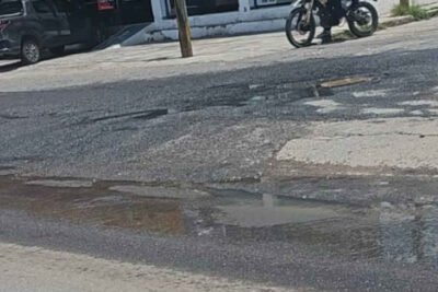 Denuncian fuga de aguas negras en Paseo del Mineral; vecinos exigen solución urgente