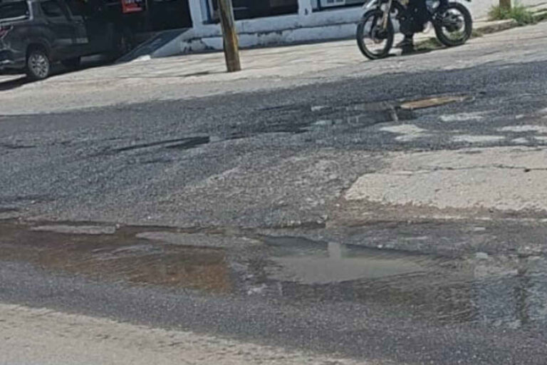 Denuncian fuga de aguas negras en Paseo del Mineral; vecinos exigen solución urgente