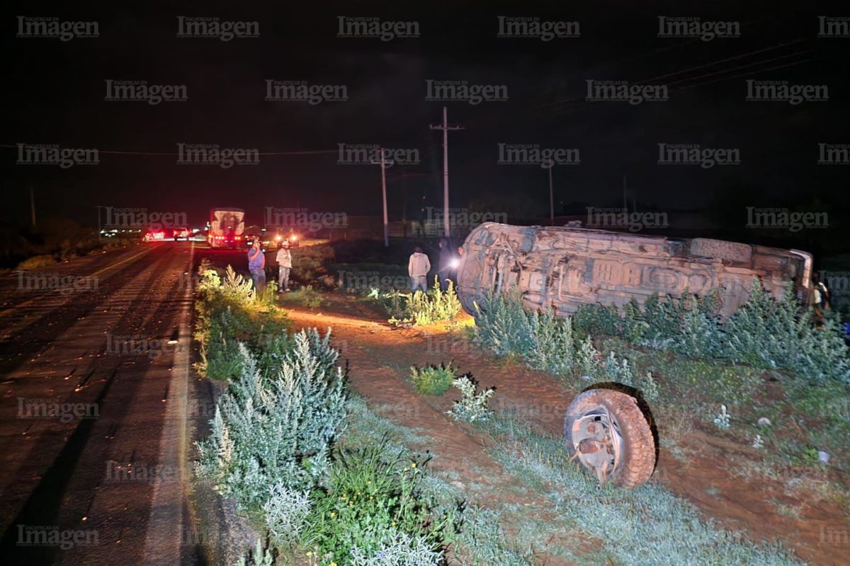 Choque entre dos vehículos deja dos lesionados y una camioneta volcada en Fresnillo
