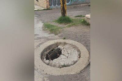 Vecinos de Fresnillo piden reparar tapa de drenaje dañada para evitar accidentes