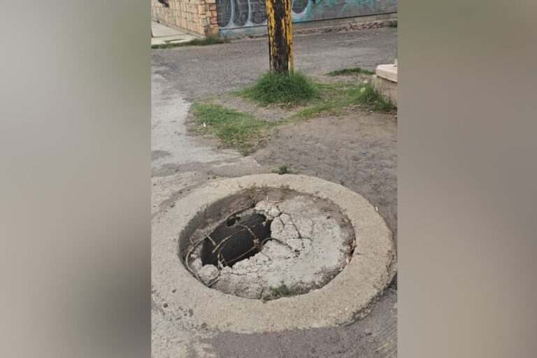 Vecinos de Fresnillo piden reparar tapa de drenaje dañada para evitar accidentes