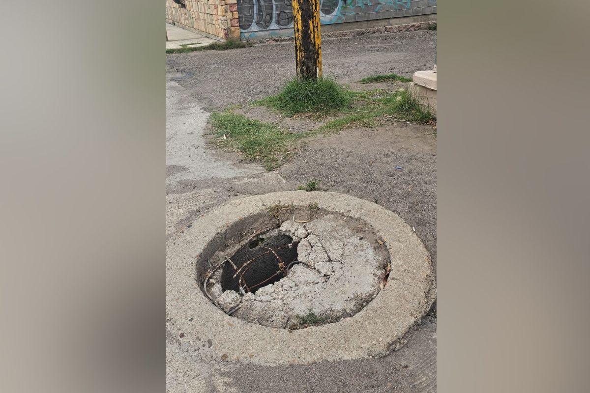 Vecinos de Fresnillo piden reparar tapa de drenaje dañada para evitar accidentes