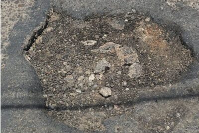 Vecinos de la colonia Tecnológica exigen reparación urgente de un bache que pone en riesgo a automovilistas