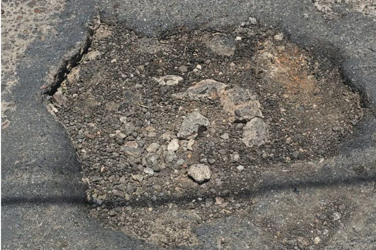 Vecinos de la colonia Tecnológica exigen reparación urgente de un bache que pone en riesgo a automovilistas