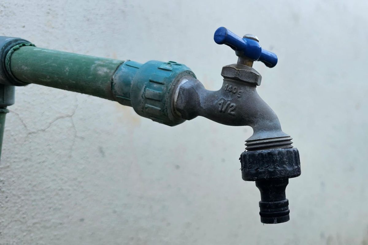 Vecinos de la colonia Las Flores exigen restablecer el servicio de agua potable tras varios días de desabasto