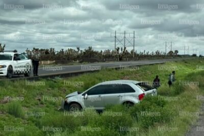 Camioneta se sale del camino sobre la carretera federal 49; conductor resulta ileso