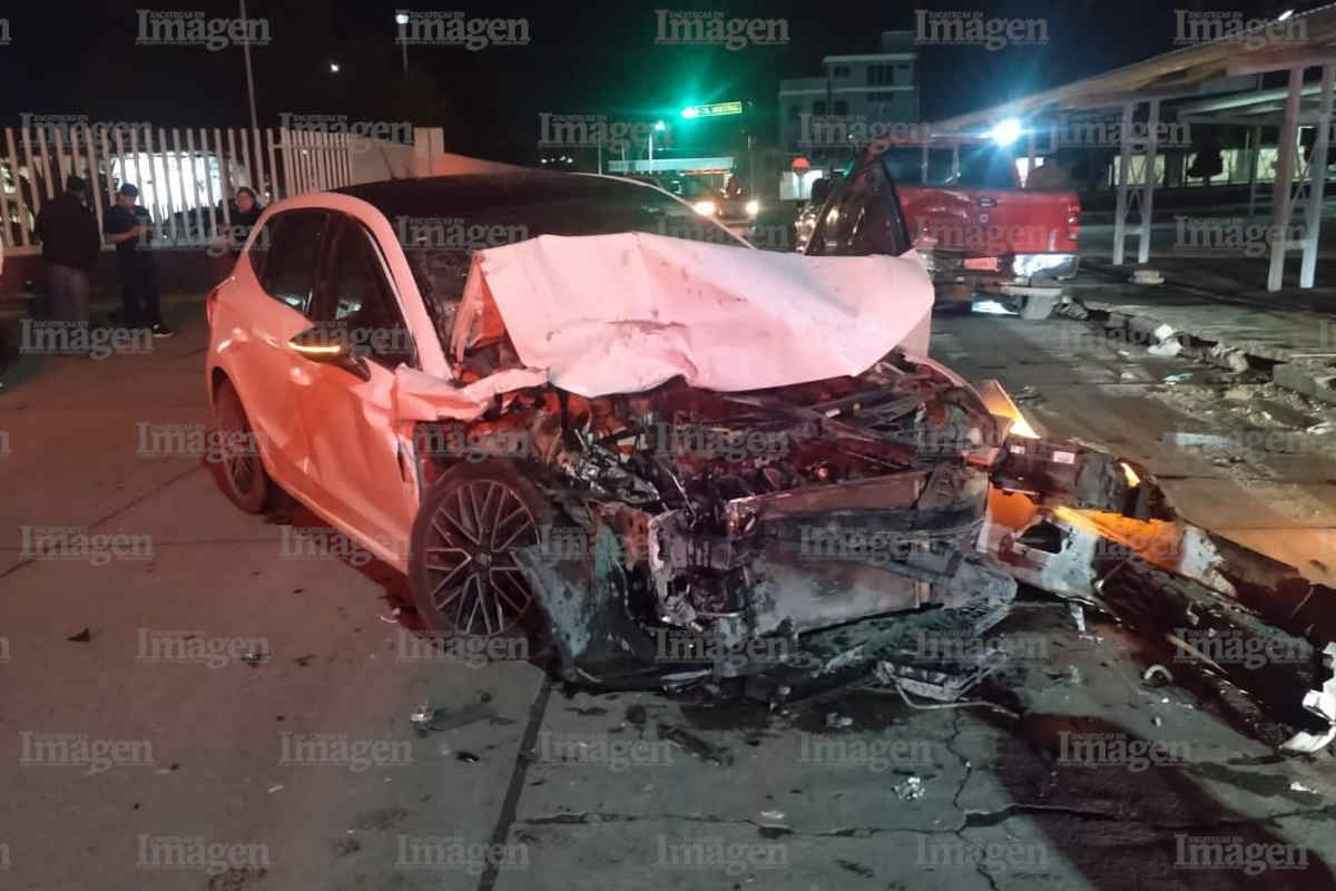 Fuerte choque entre automóvil y camioneta deja daños materiales y personas lesionadas en Fresnillo