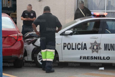 Patrulla de la Policía Preventiva choca con automóvil en el Centro de Fresnillo