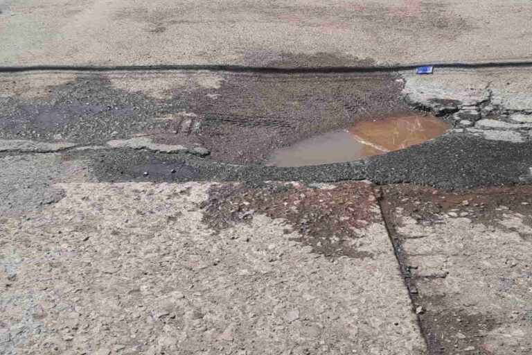 Vecinos de Los Olivos exigen rehabilitación urgente de calles por severos baches en Fresnillo