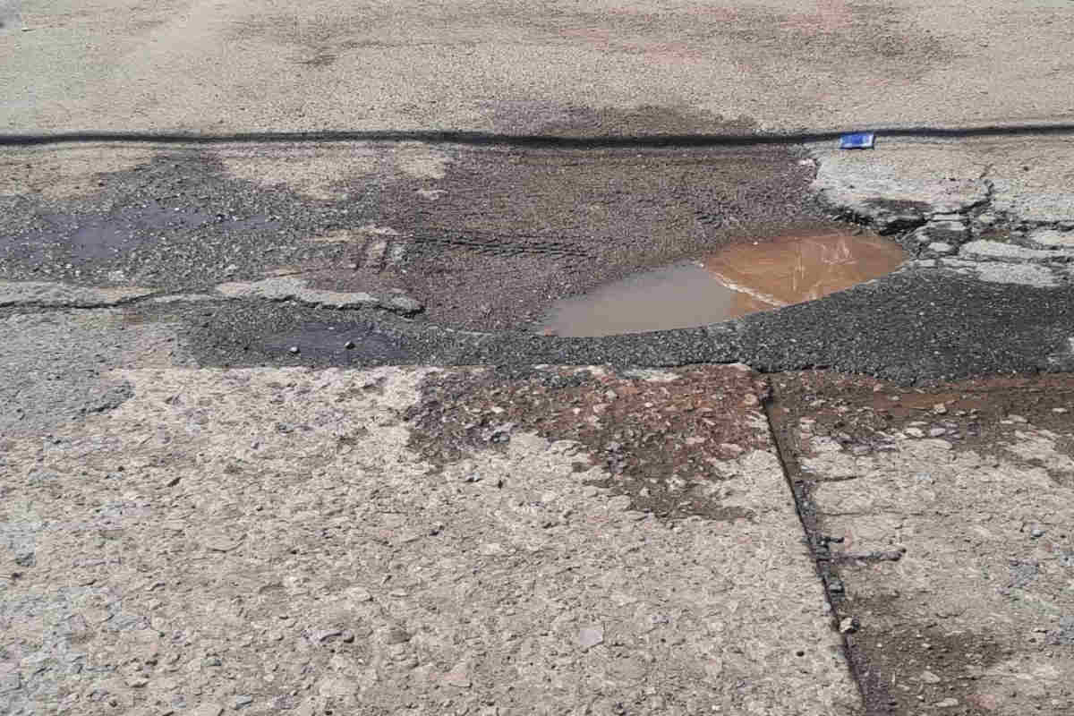 Vecinos de Los Olivos exigen rehabilitación urgente de calles por severos baches en Fresnillo