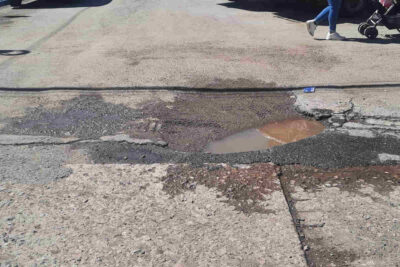 Vecinos de la colonia González Ortega de Fresnillo exigen reparación urgente de baches