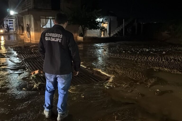 Guadalupe despliega operativo nocturno para retirar lodo y mantener el flujo del agua tras intensas lluvias