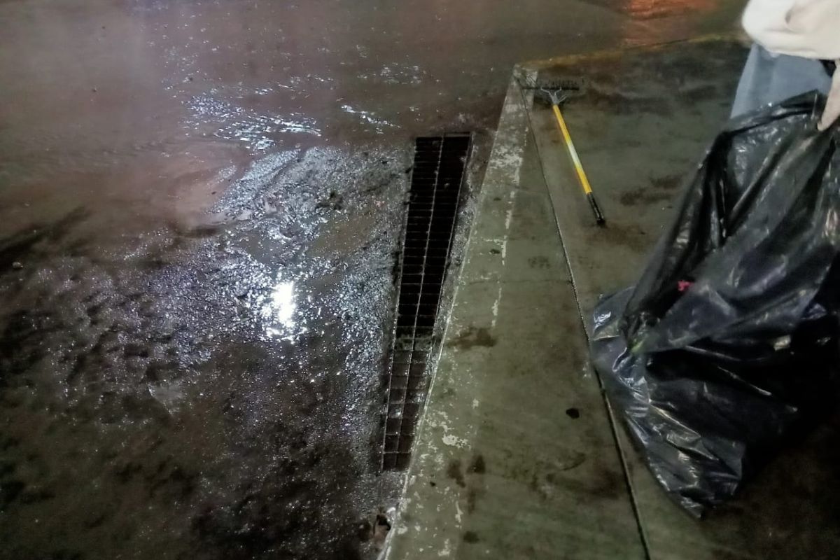 Guadalupe despliega operativo nocturno para retirar lodo y mantener el flujo del agua tras intensas lluvias