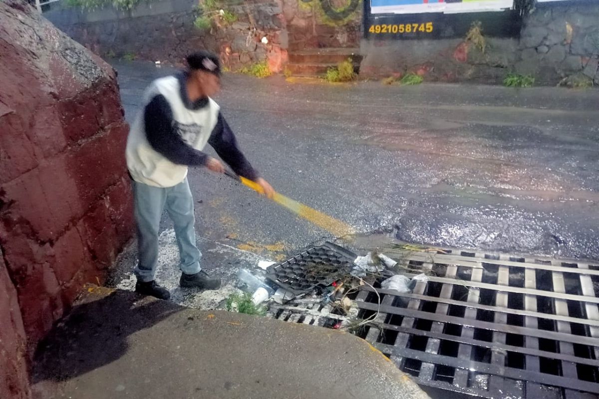 Guadalupe despliega operativo nocturno para retirar lodo y mantener el flujo del agua tras intensas lluvias